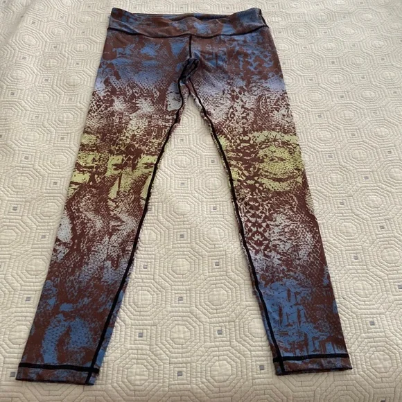 Bundle-VM/MV leggings & bra. Leggings size L, No tag, top size medium. Like new - Picture 4 of 10